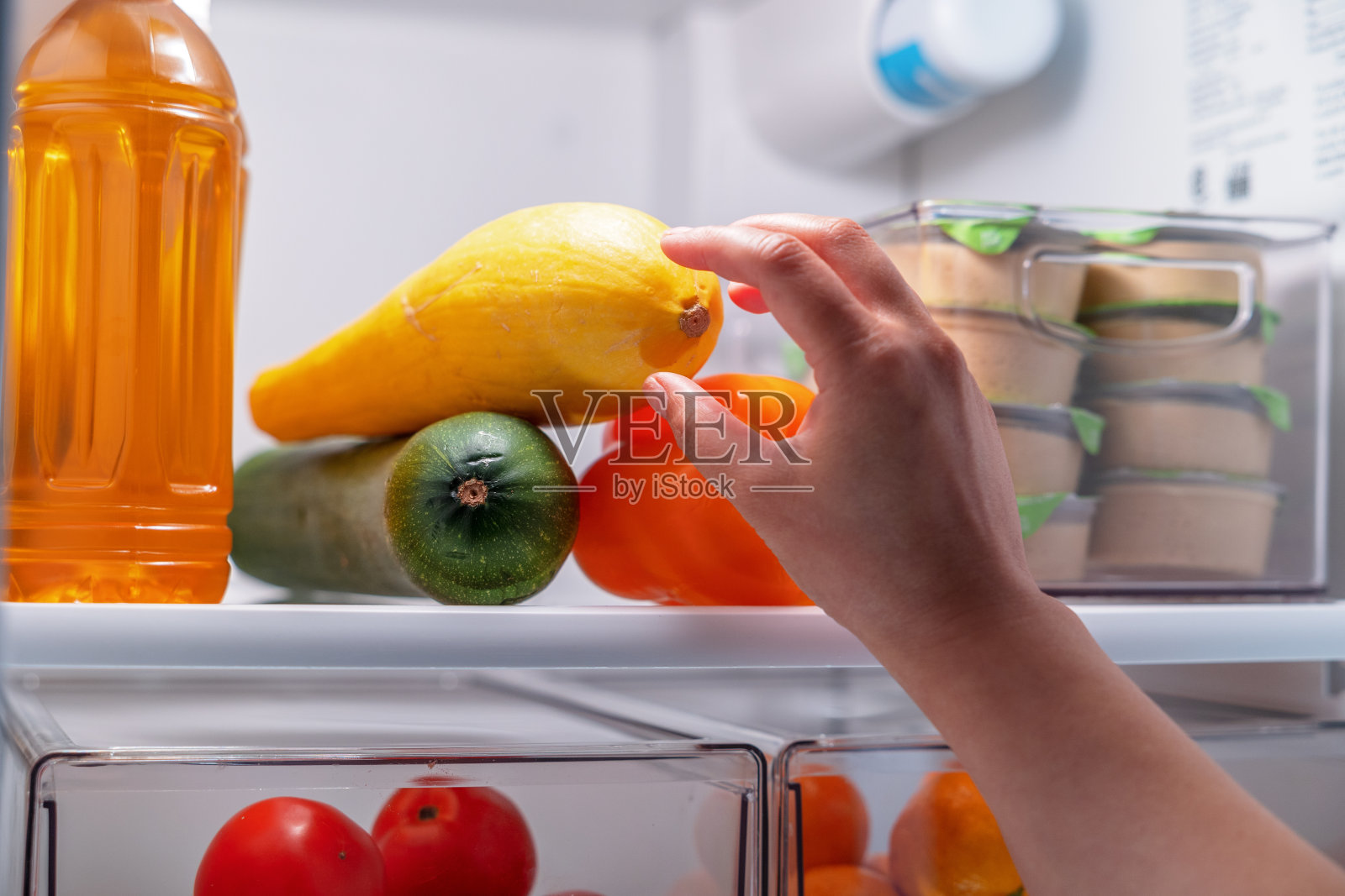 打开冰箱里的食物照片摄影图片