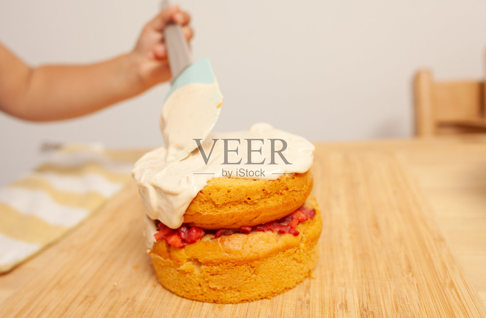 孩子做蛋糕照片摄影图片