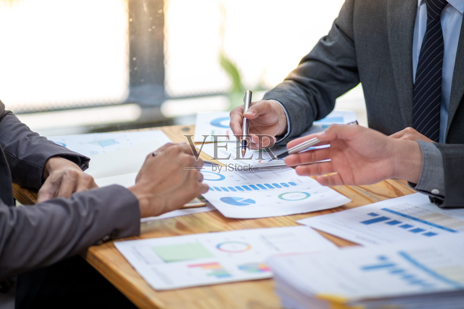 商务会议给同事的建议，商务会议一起讨论的头脑风暴，商务小组在会议上的谈话，商务小组会计计算会议的税率电子商务的电脑文件照片摄影图片