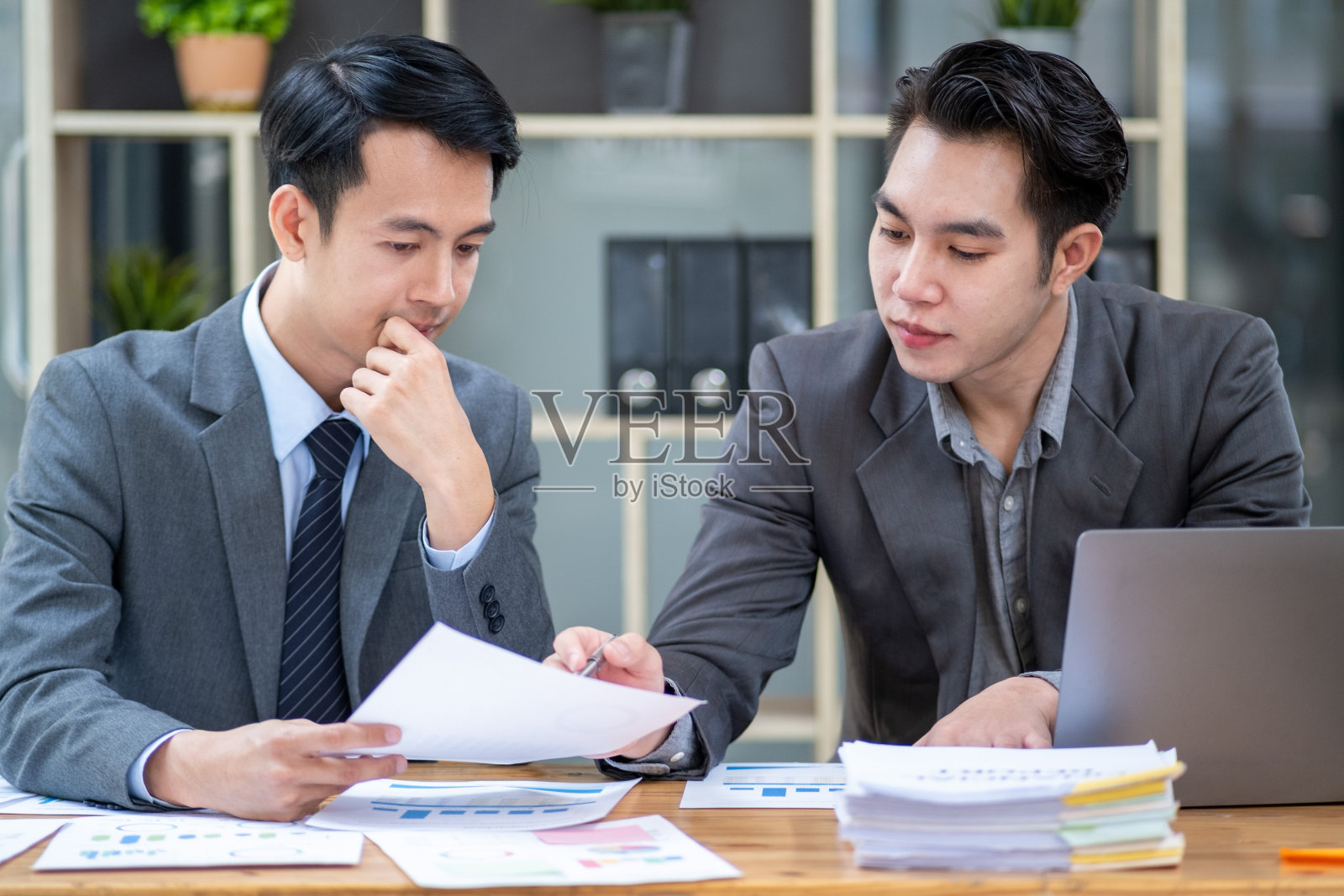 商务会议给同事的建议，商务会议一起讨论的头脑风暴，商务小组在会议上的谈话，商务小组会计计算会议的税率电子商务的电脑文件照片摄影图片