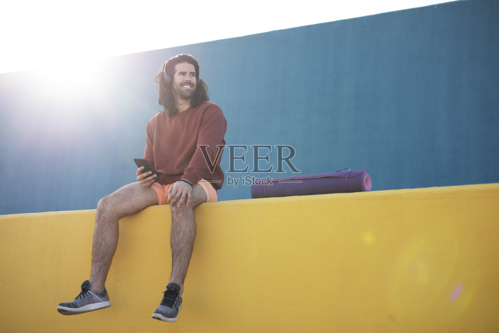 训练后在外面休息的帅哥画像。照片摄影图片