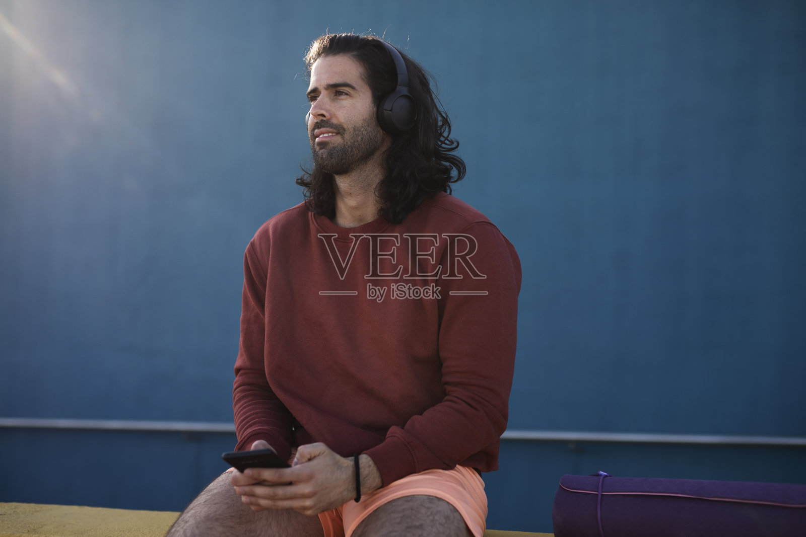 运动员在听音乐。照片摄影图片