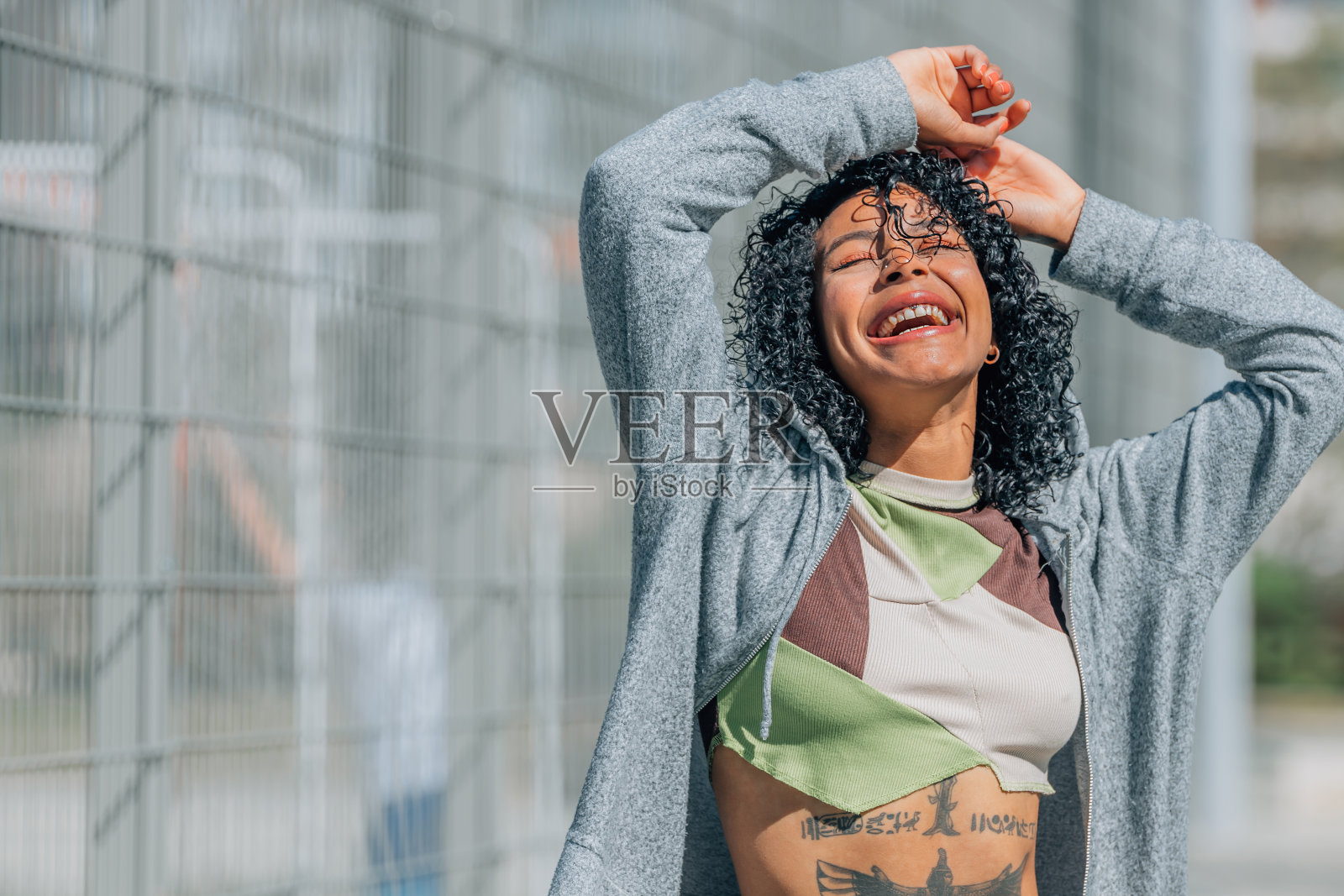 拉丁美洲城市女孩在街上跳舞的肖像照片摄影图片