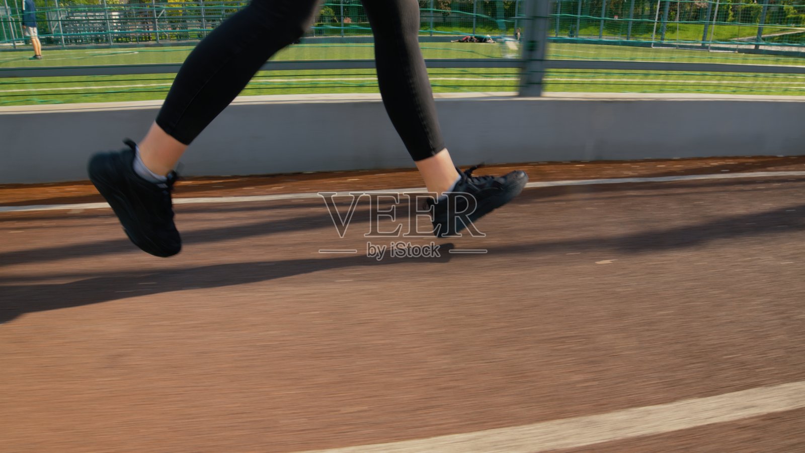 有人在运动场上跑步照片摄影图片