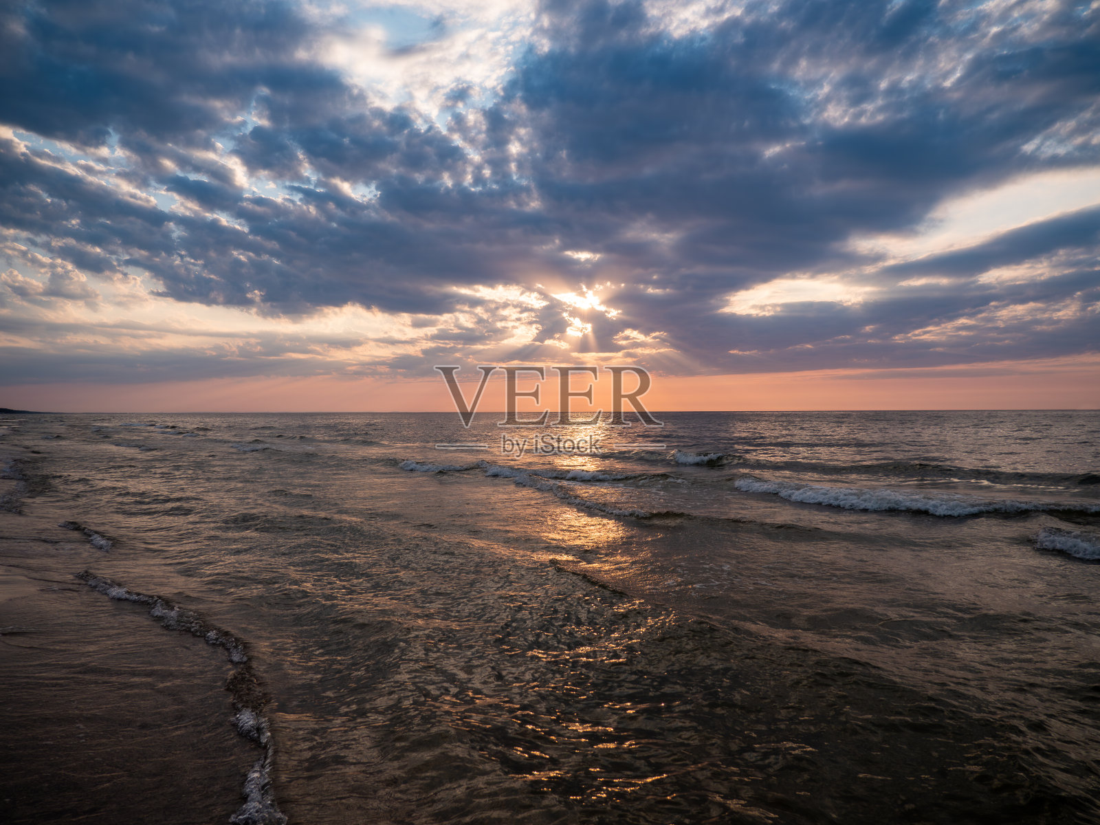 海上美丽的日落。照片摄影图片