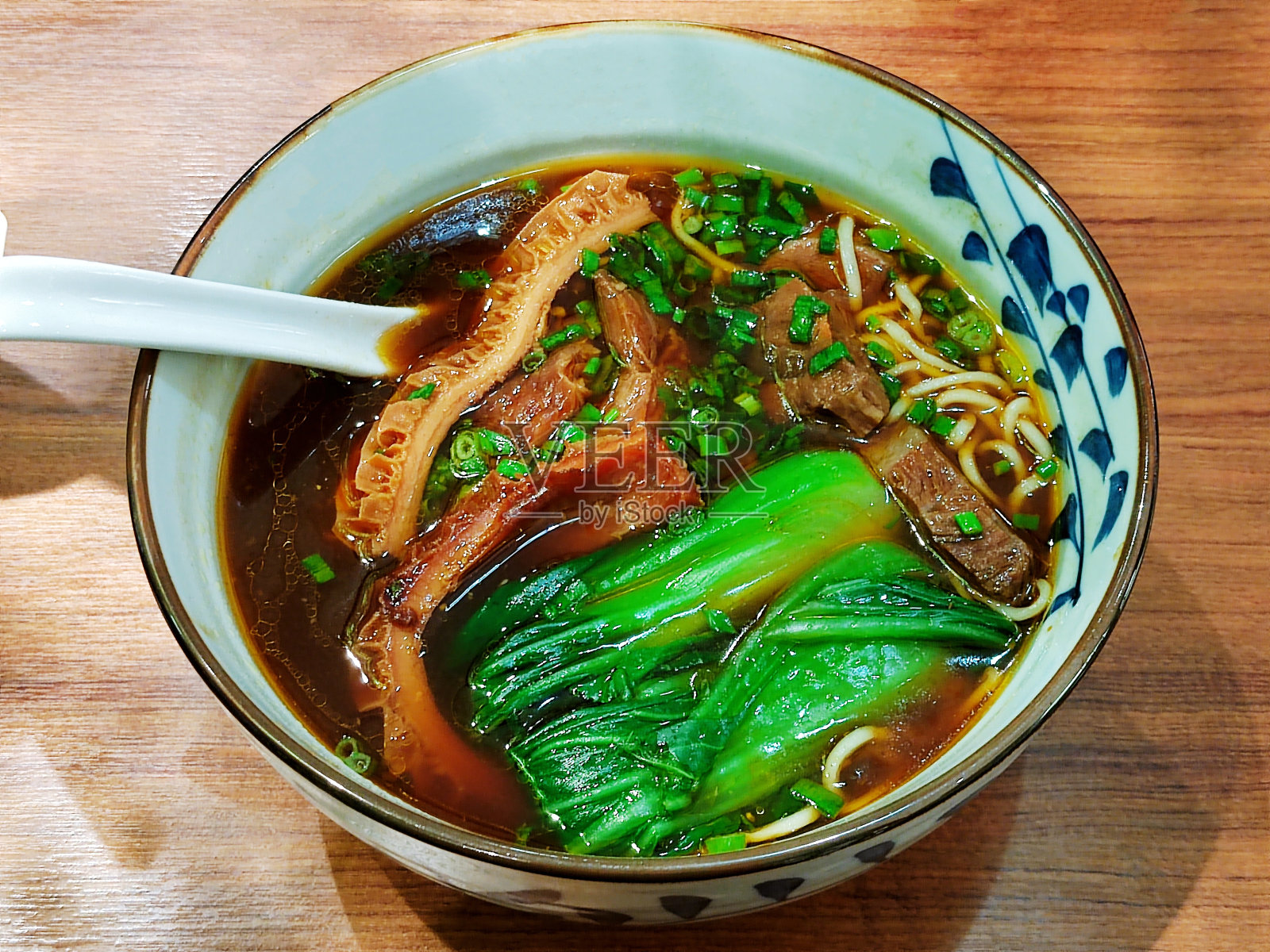 红烧牛肉面照片摄影图片