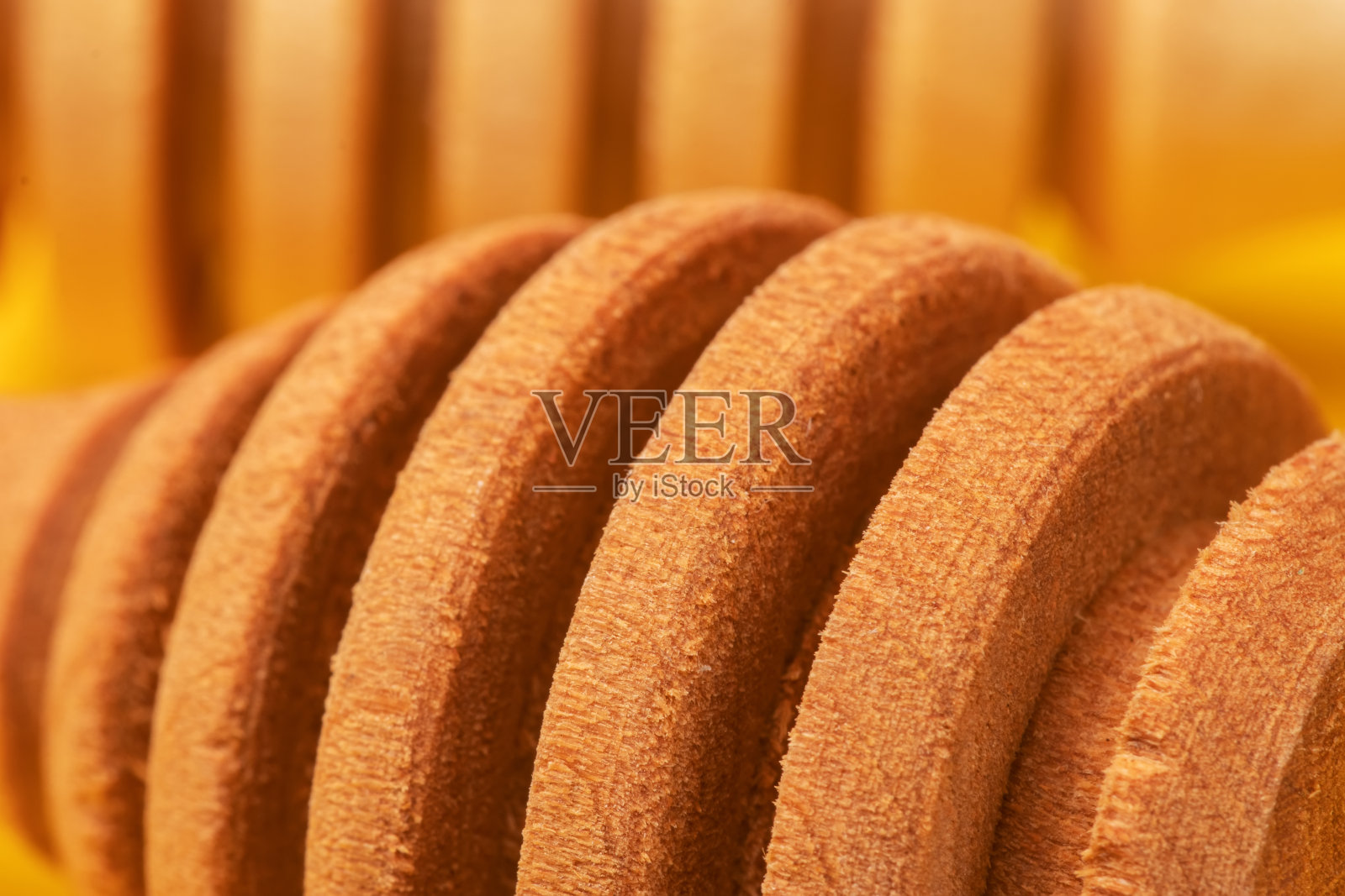 干净的木质蜂蜜勺靠近。宏照片摄影图片