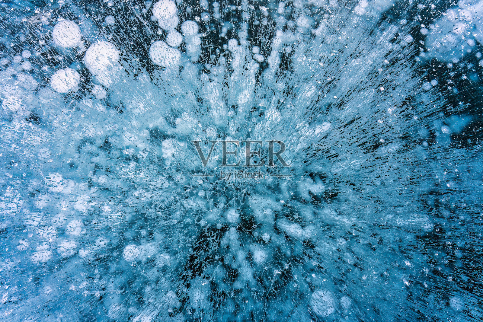 冬天结冰的湖面上有天然的冰泡照片摄影图片