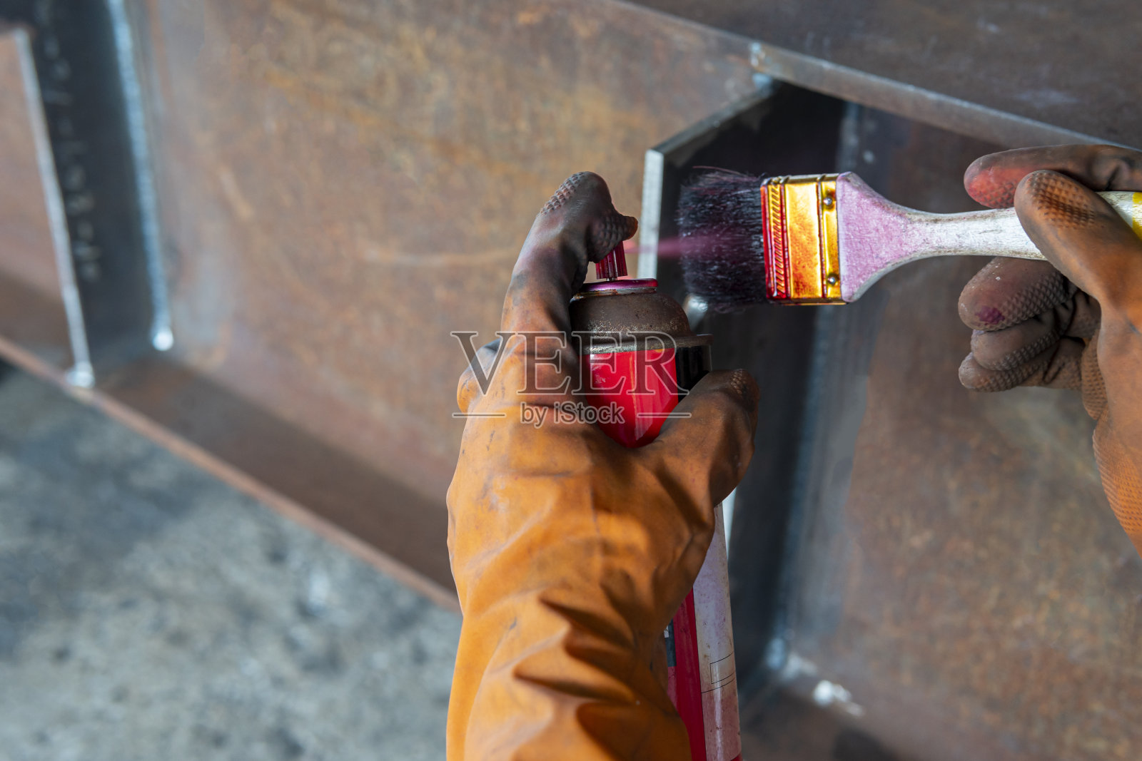 渗透检测的第二步是在对焊接件进行无损检测(NDT)和过程渗透检测(PT)之前，将渗透液喷入毛刷中。照片摄影图片