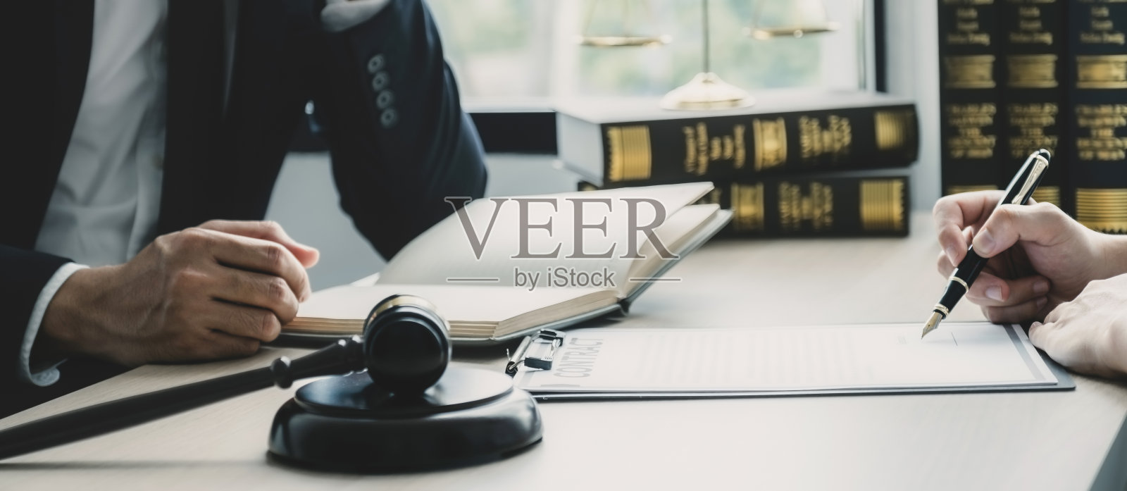 律师提供法律咨询后，商人签字照片摄影图片