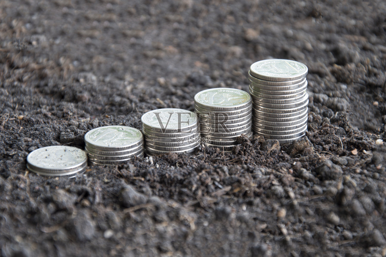 特写侧视图叠硬币，叠硬币在地上照片摄影图片