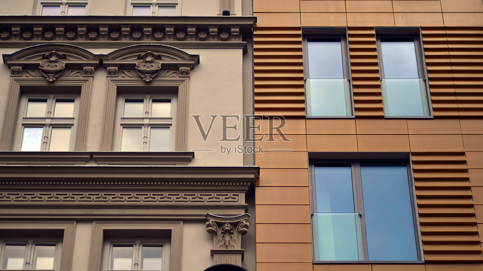 城市中新旧建筑的景观。照片摄影图片