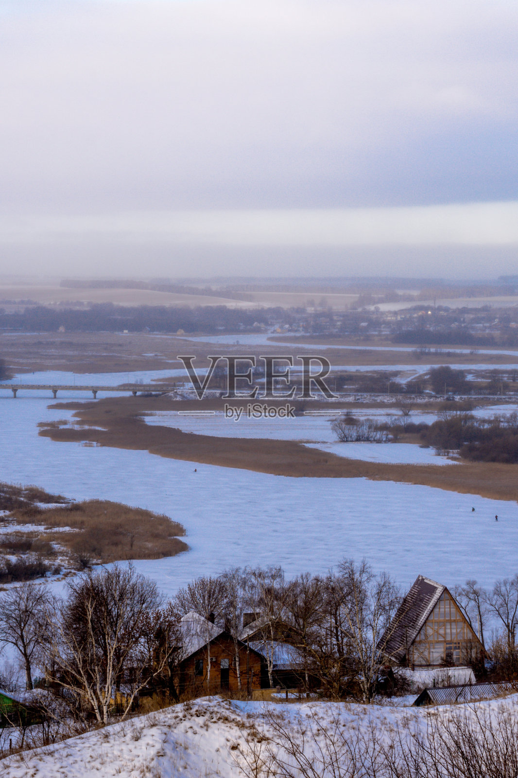 美丽的冬日清晨，雪后的河景照片摄影图片