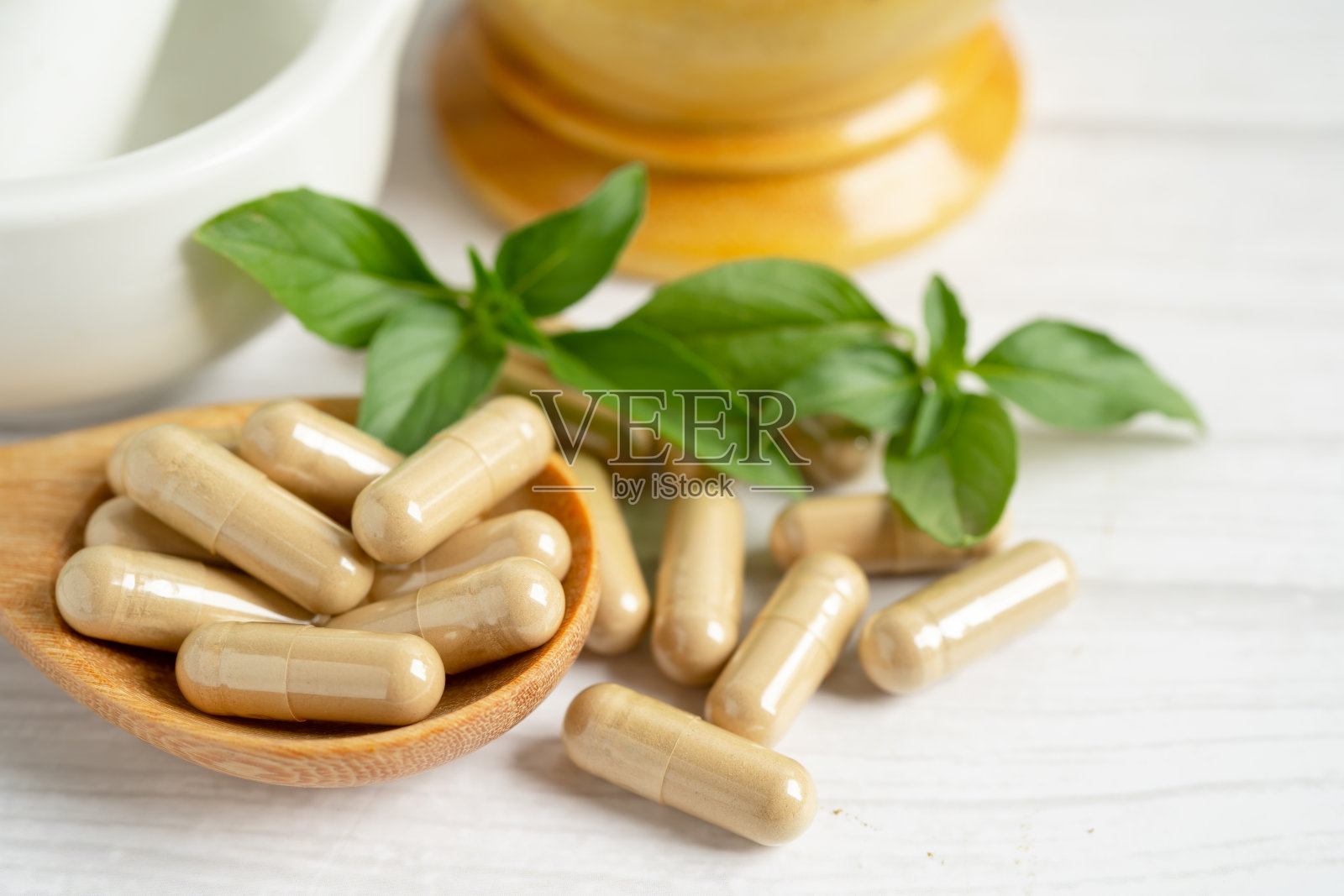 替代医学草药有机胶囊，含有维生素E, omega 3鱼油，矿物质，药物与草药叶天然补充健康美好生活。照片摄影图片