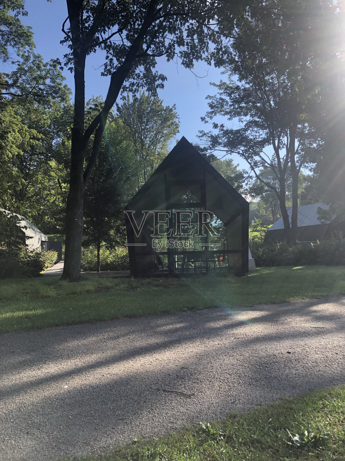 房子靠近大自然照片摄影图片