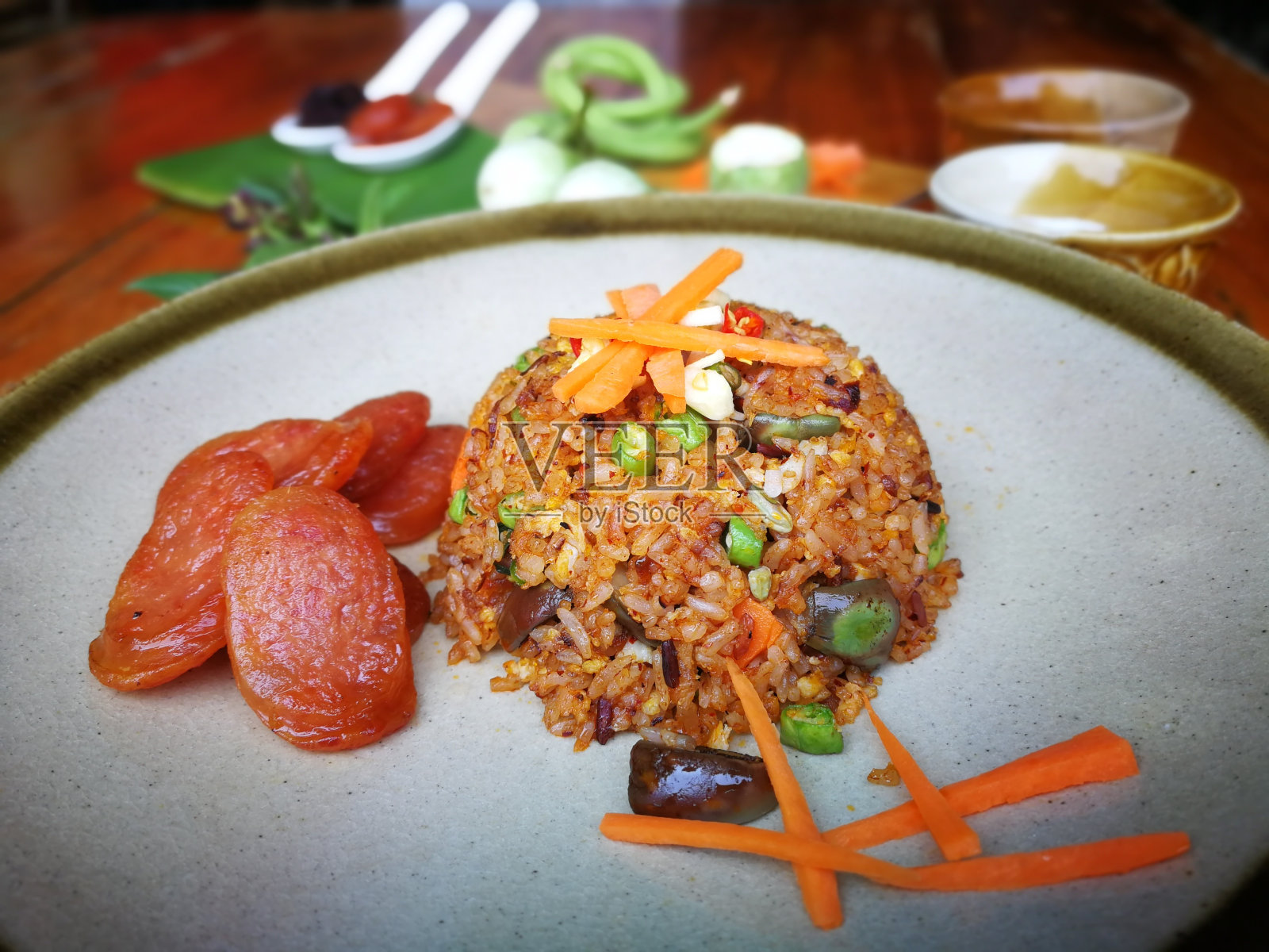 香菇香肠炒饭照片摄影图片