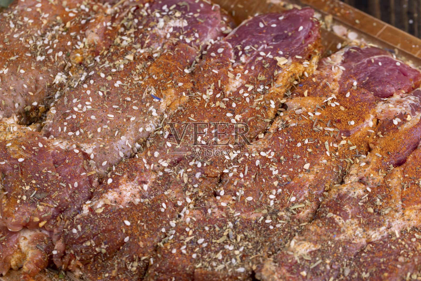 切成片，用香料和盐腌制照片摄影图片