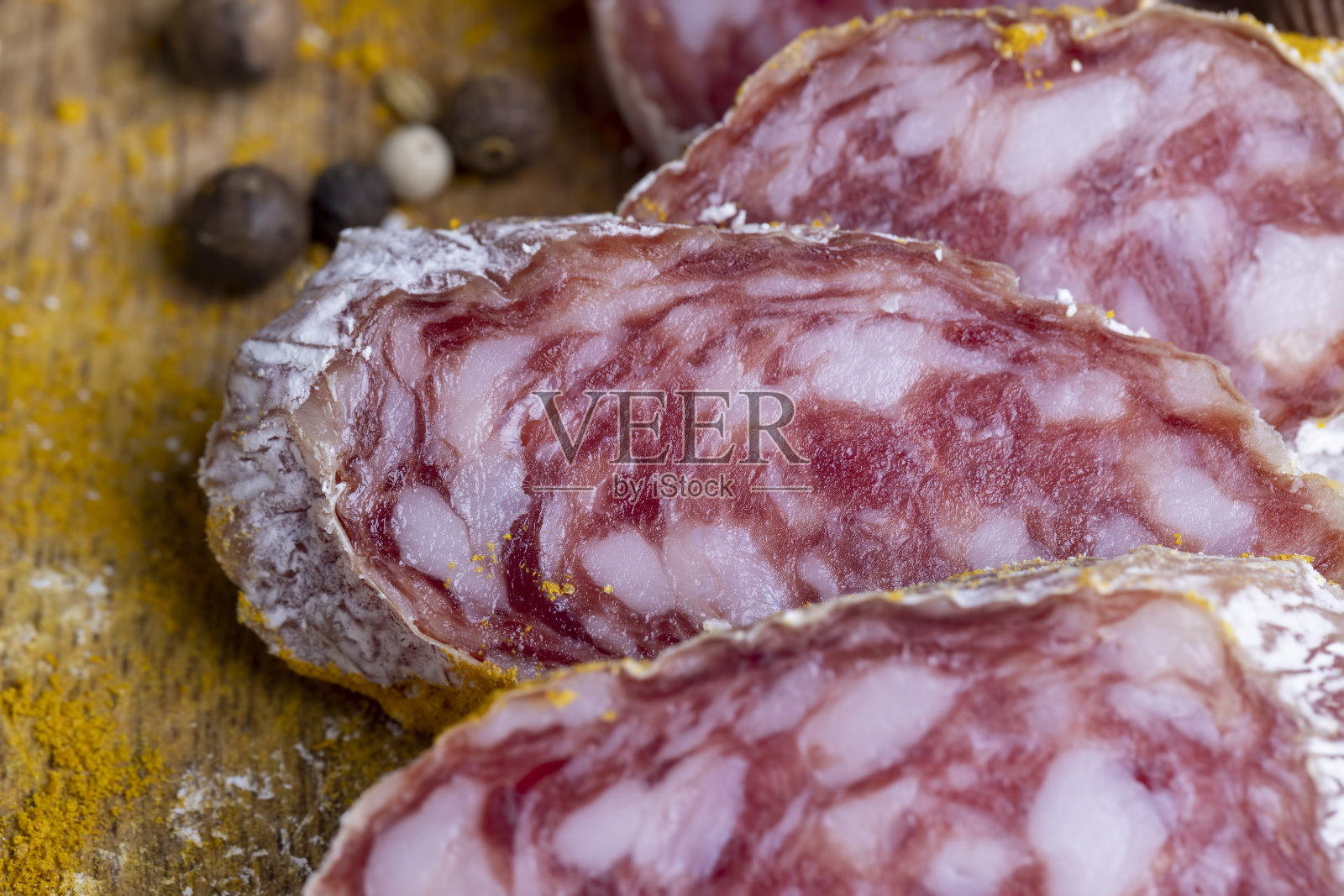 干牛肉香肠配白霉和香料照片摄影图片