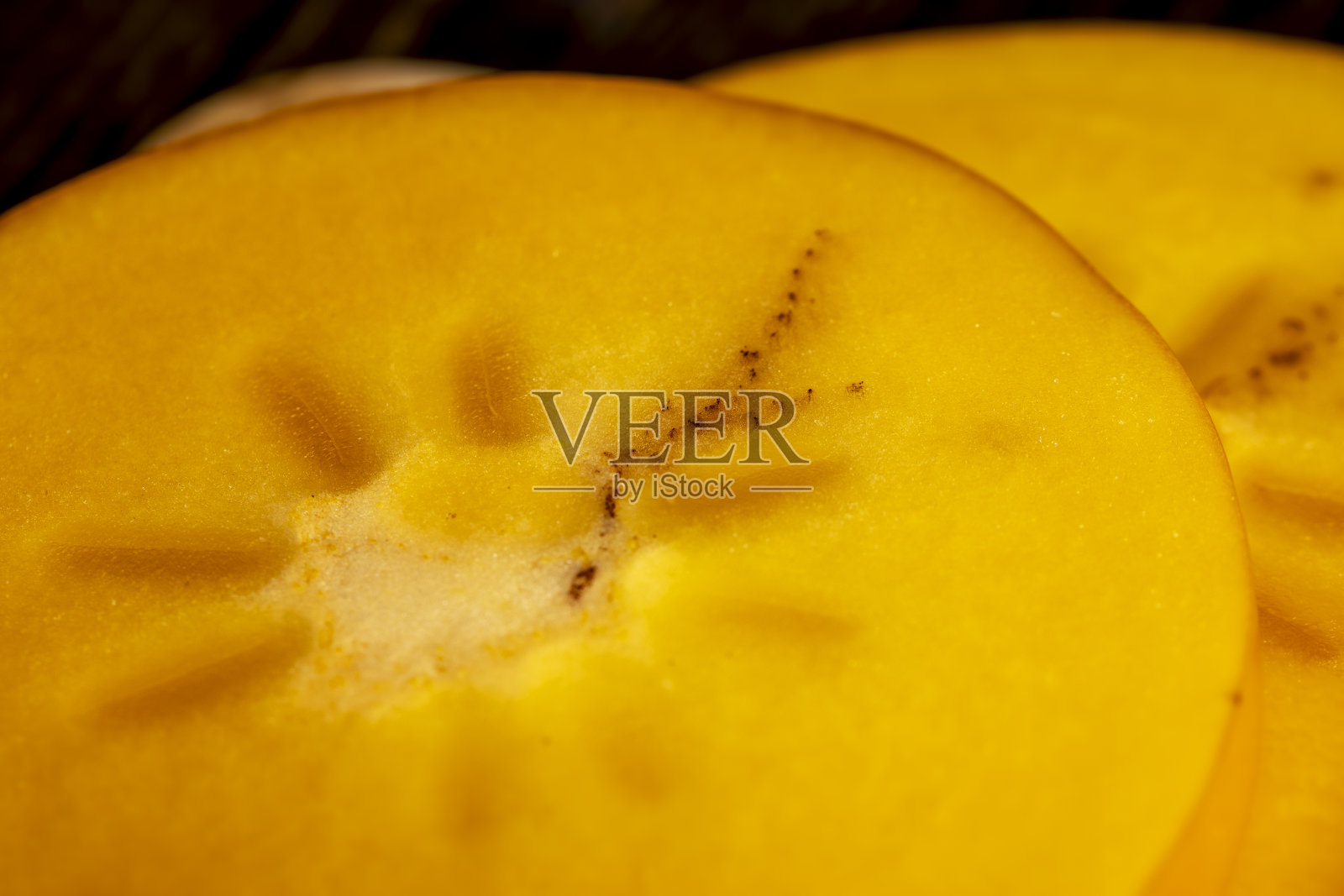 半切熟的甜柿子，近一点照片摄影图片