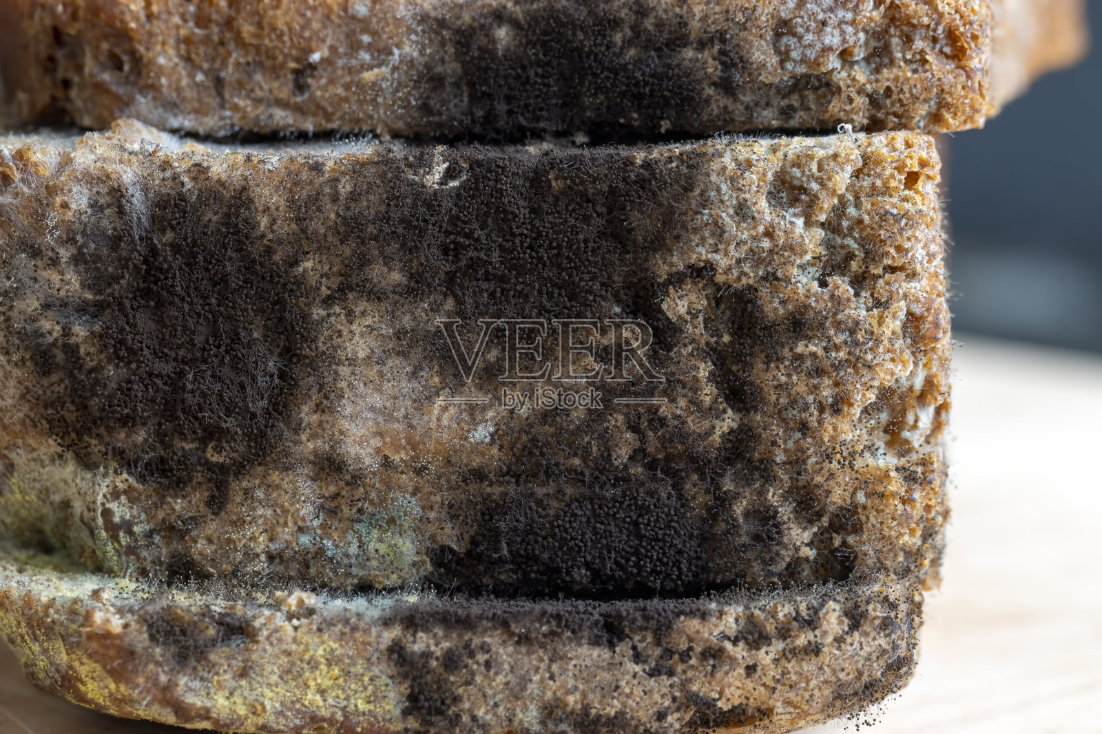 黑黑的黑麦面包上长满了黑霉照片摄影图片