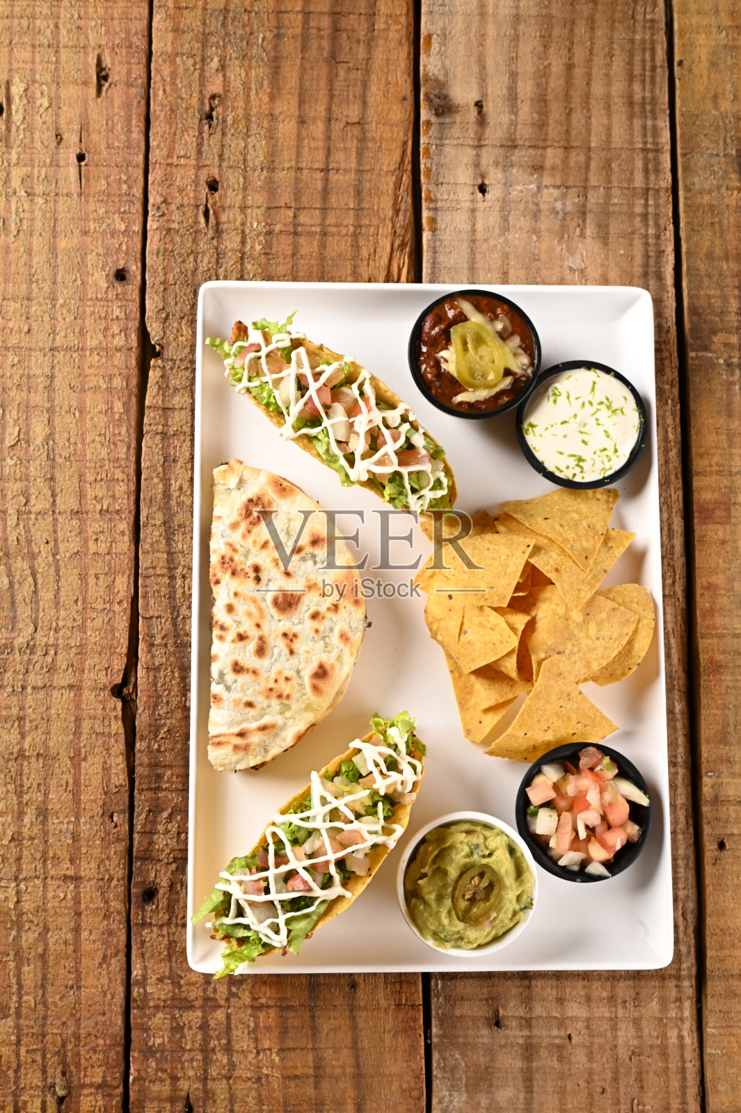 墨西哥食物墨西哥卷饼鳄梨酱墨西哥胡椒胡椒墨西哥玉米饼玉米片墨西哥菜健康食品五香番茄和洋葱照片摄影图片