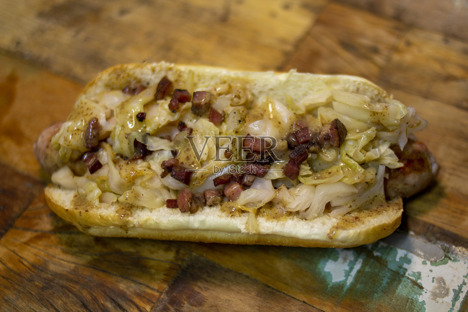 俯瞰美味的美食热狗，配上酥脆的培根和卷心菜照片摄影图片