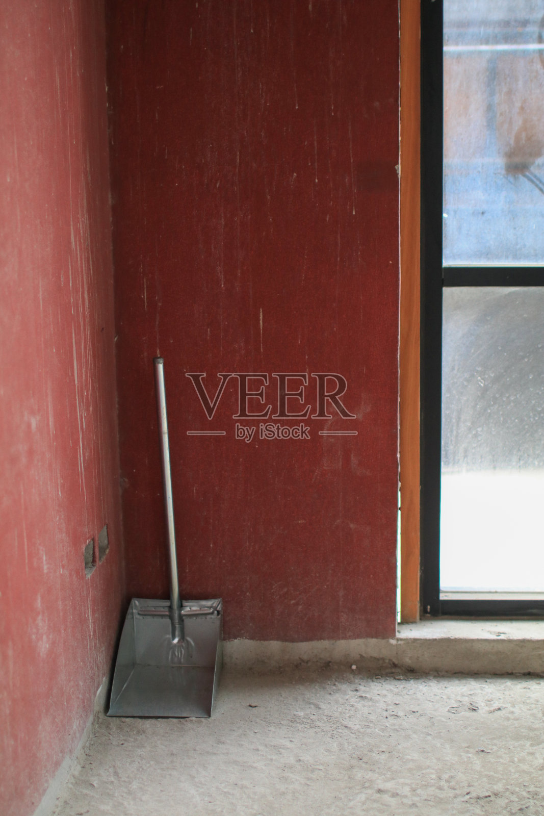 铁制长柄簸箕，红色底面，有复制空间。采购产品扫地和清洁用品，手工家居用品。照片摄影图片