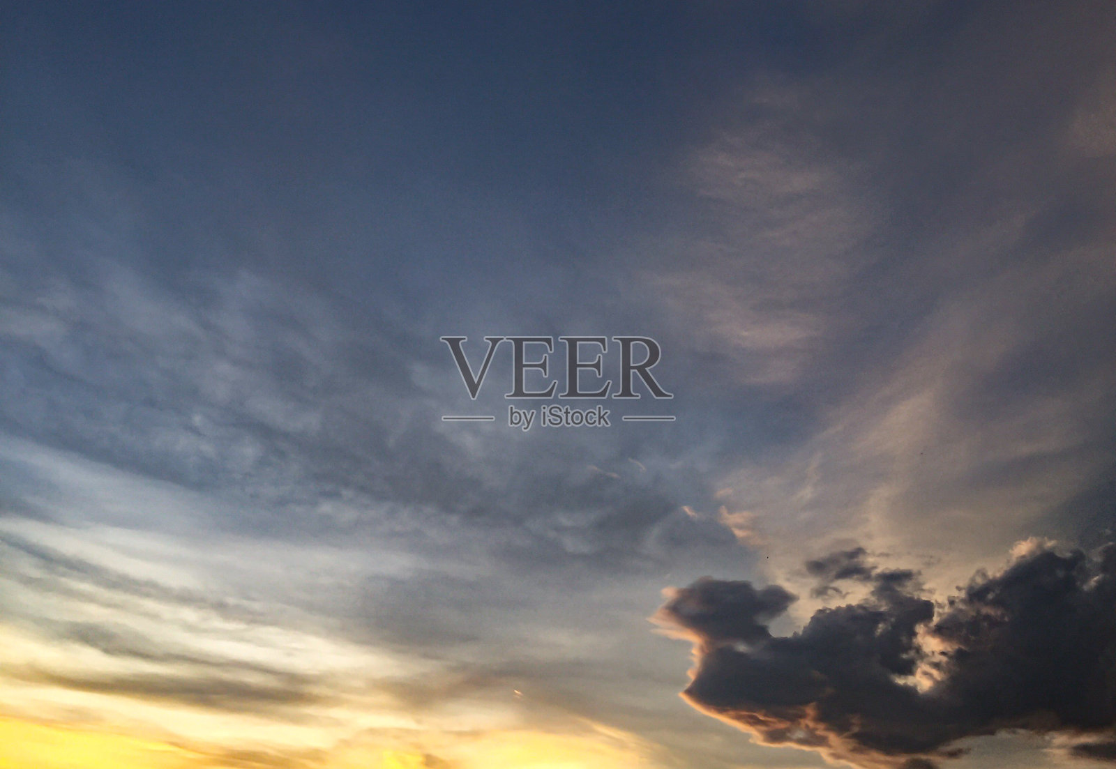 无论是日出还是日落的暖色调，太阳在云层上的闪闪发光的反射，天空和云层都有激发敬畏和惊奇的力量照片摄影图片