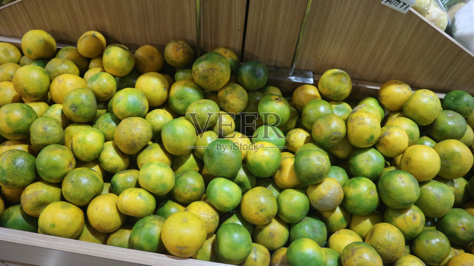 新鲜成熟的橙子陈列在商店的货架上以吸引顾客照片摄影图片