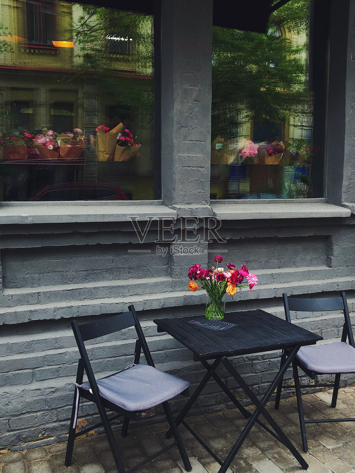 黑色咖啡桌和毛茛照片摄影图片