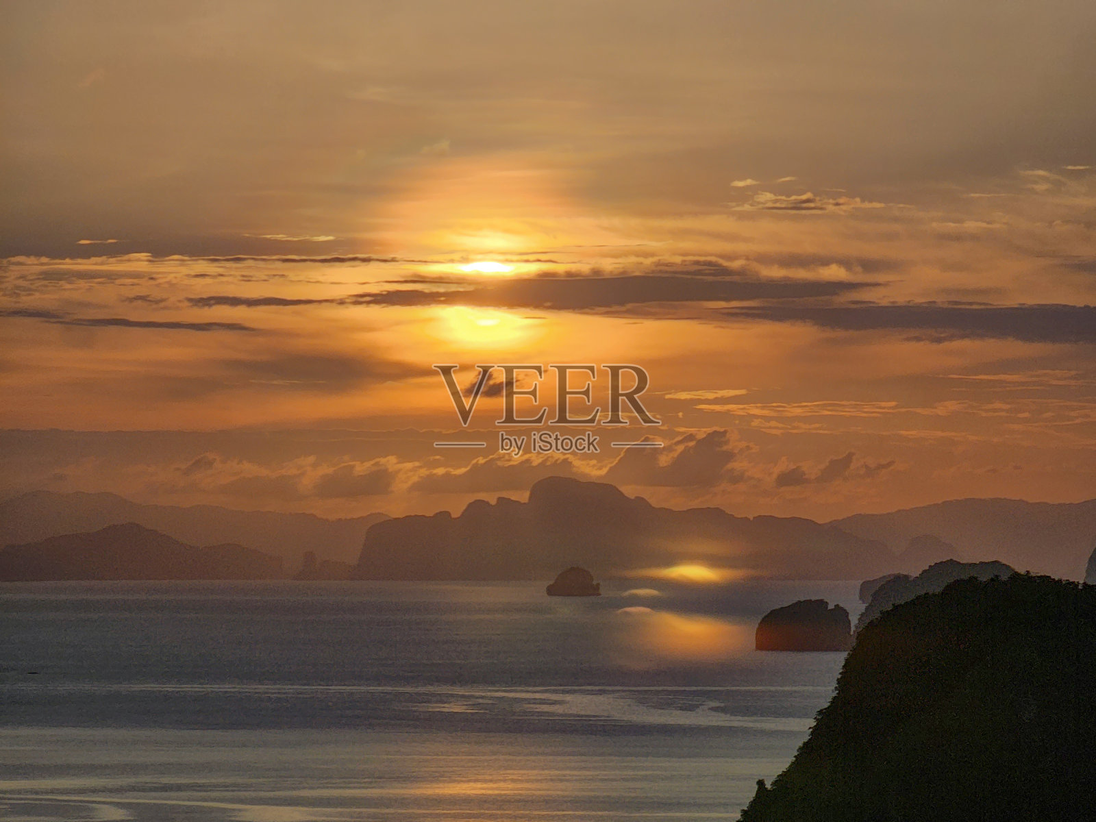 日落时的大海和天空。美丽的自然背景。照片摄影图片
