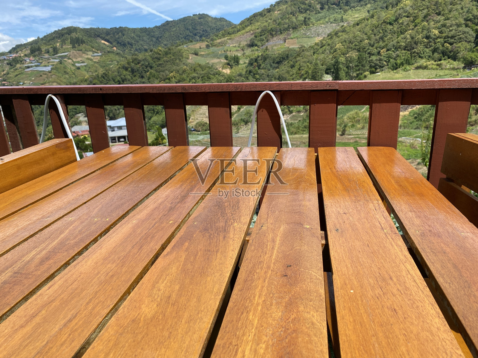 空木桌隔离，为您的文案和品牌腾出空间。用作产品展示蒙太奇。复古风格的概念。照片摄影图片