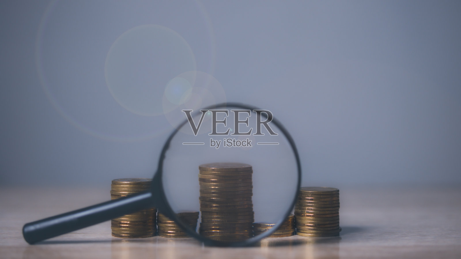 用放大镜堆硬币。照片摄影图片