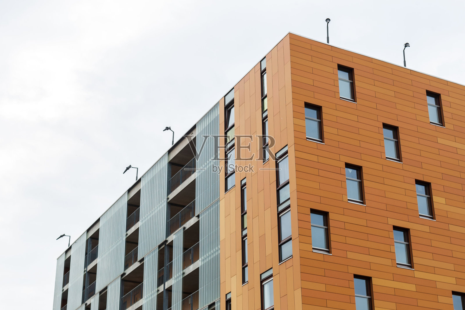 黑色和棕色立面的现代建筑，背景是布雷达清澈的蓝天照片摄影图片