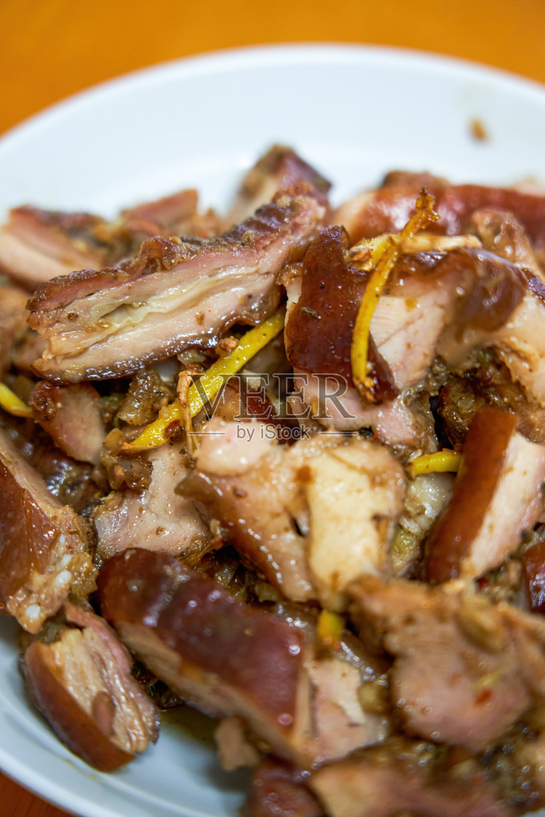 一盘酥脆可口的煎烤猪肉照片摄影图片