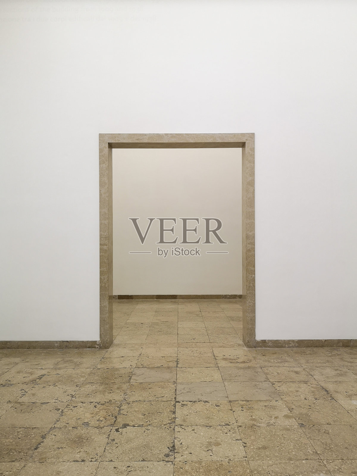 白墙中间的空通道。照片摄影图片