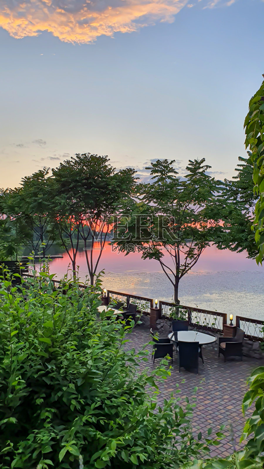 日落时公园里的大自然。池塘和夜空的景色。花园的设计。照片摄影图片