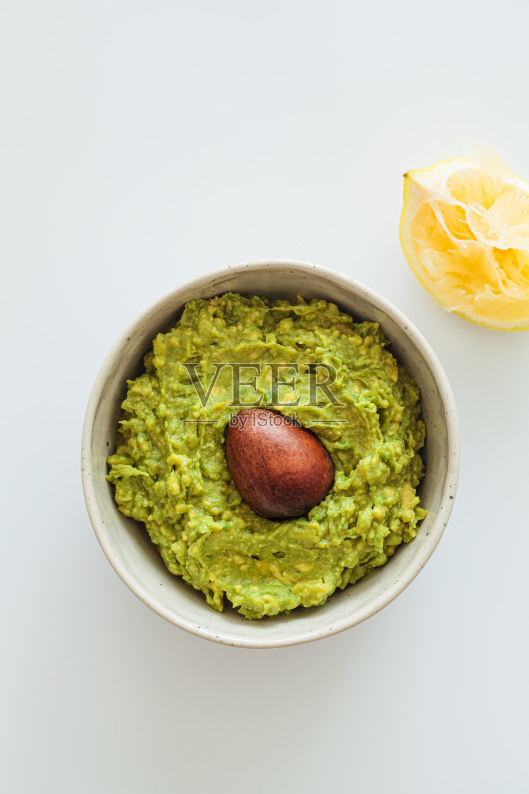 白碗白底鳄梨酱。健康食品理念。照片摄影图片