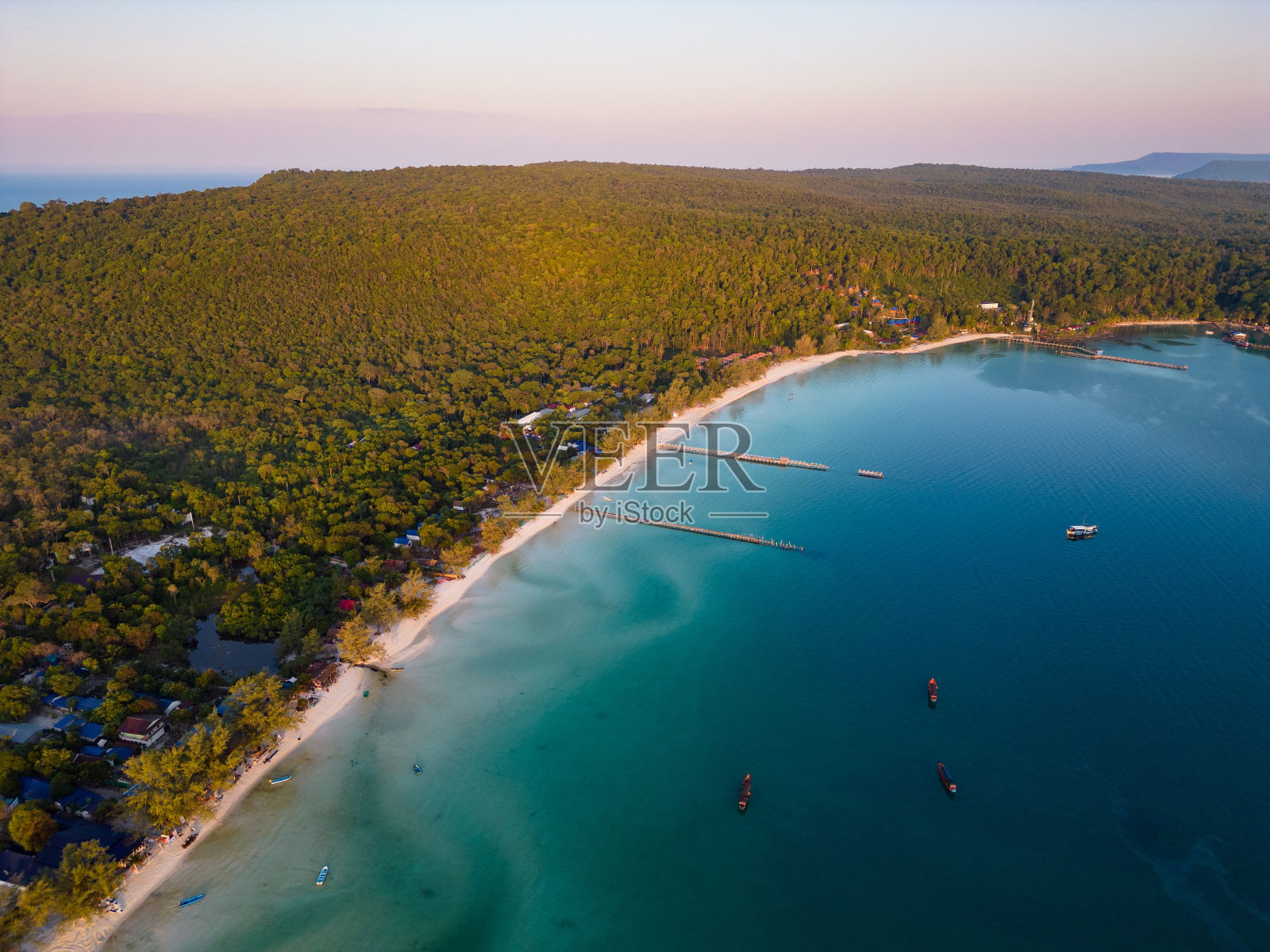 航拍的撒拉森湾周围的绿色植物在Koh Rong Samloem，柬埔寨照片摄影图片