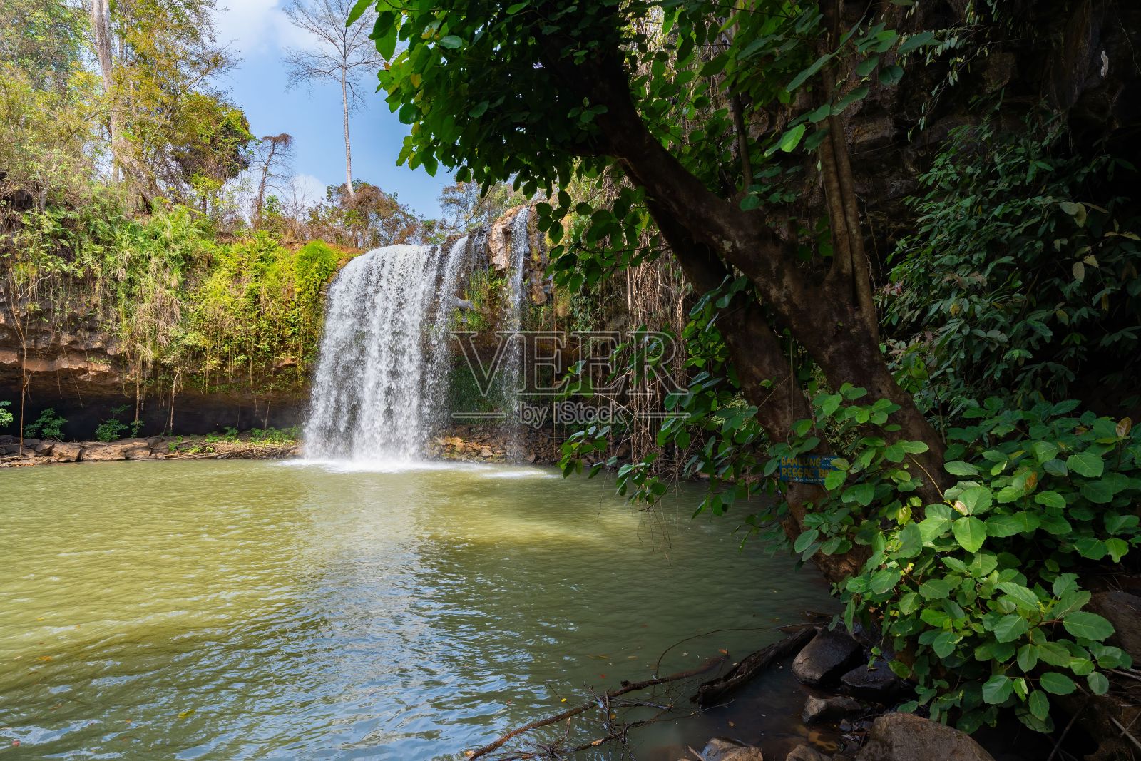 柬埔寨班隆，卡昌瀑布被绿意环绕照片摄影图片