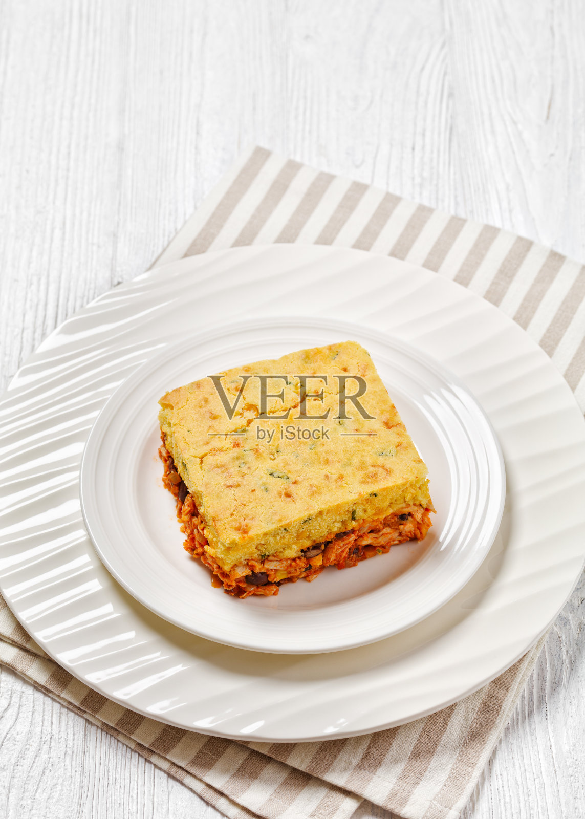 白色盘子里的玉米粉蒸肉派，俯视图照片摄影图片