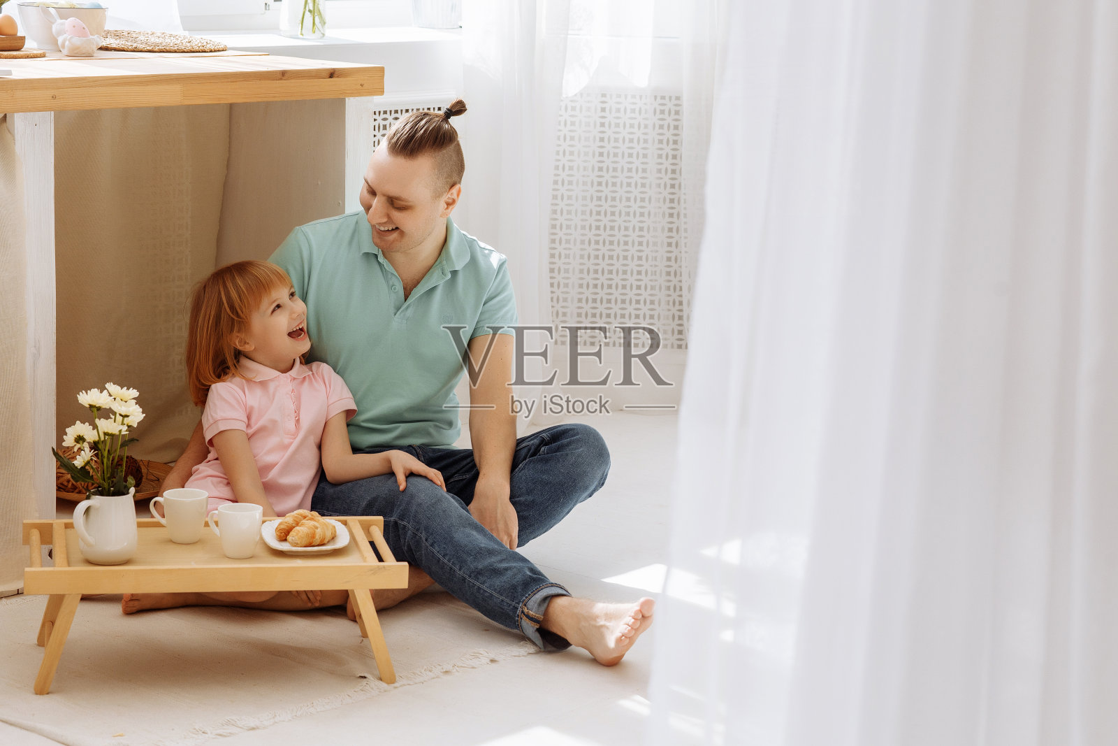 父亲和女儿在早上吃早餐照片摄影图片