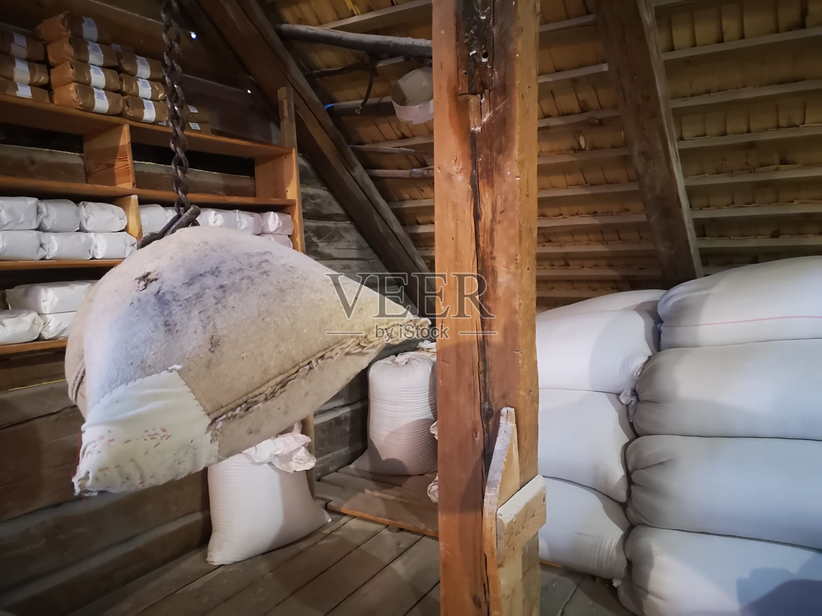 传统的面粉袋放在木架子上照片摄影图片