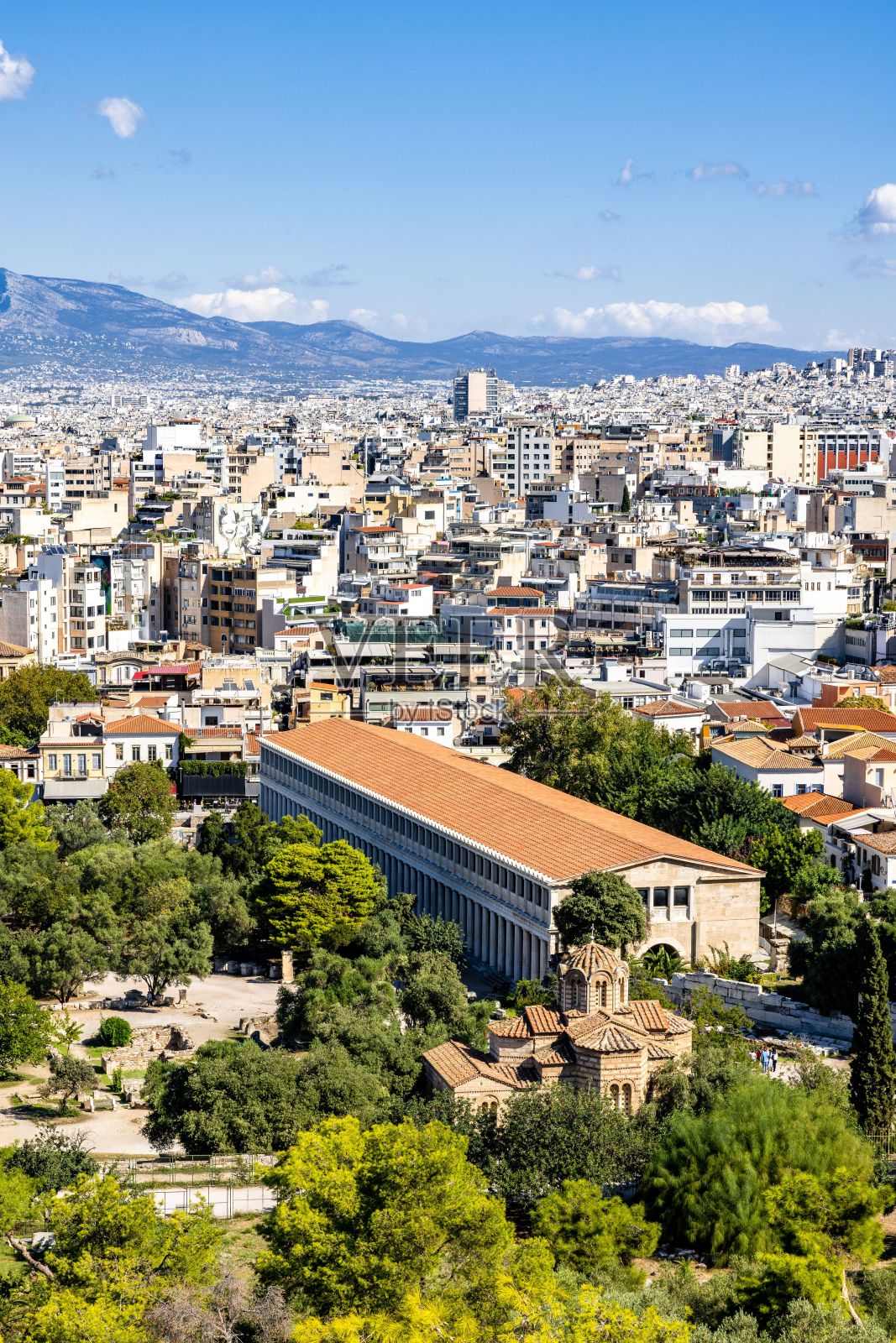 在希腊，蓝天和阳光下，被绿色环绕的雅典城市景观照片摄影图片