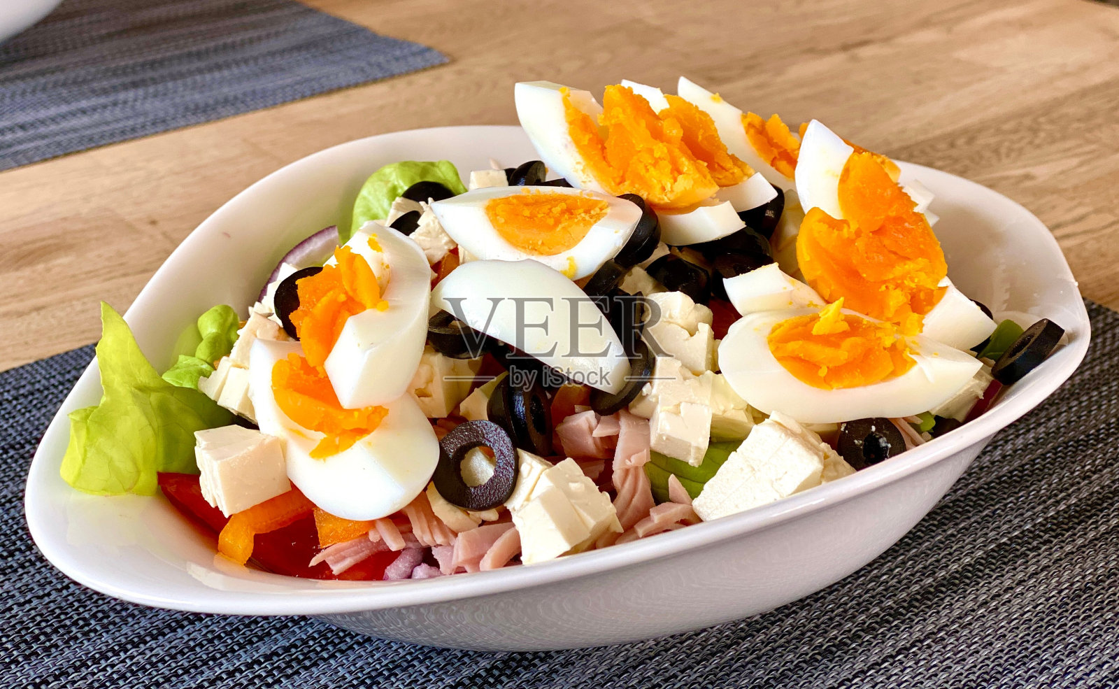 一份新鲜健康的沙拉配上鸡蛋和蔬菜的特写照片摄影图片