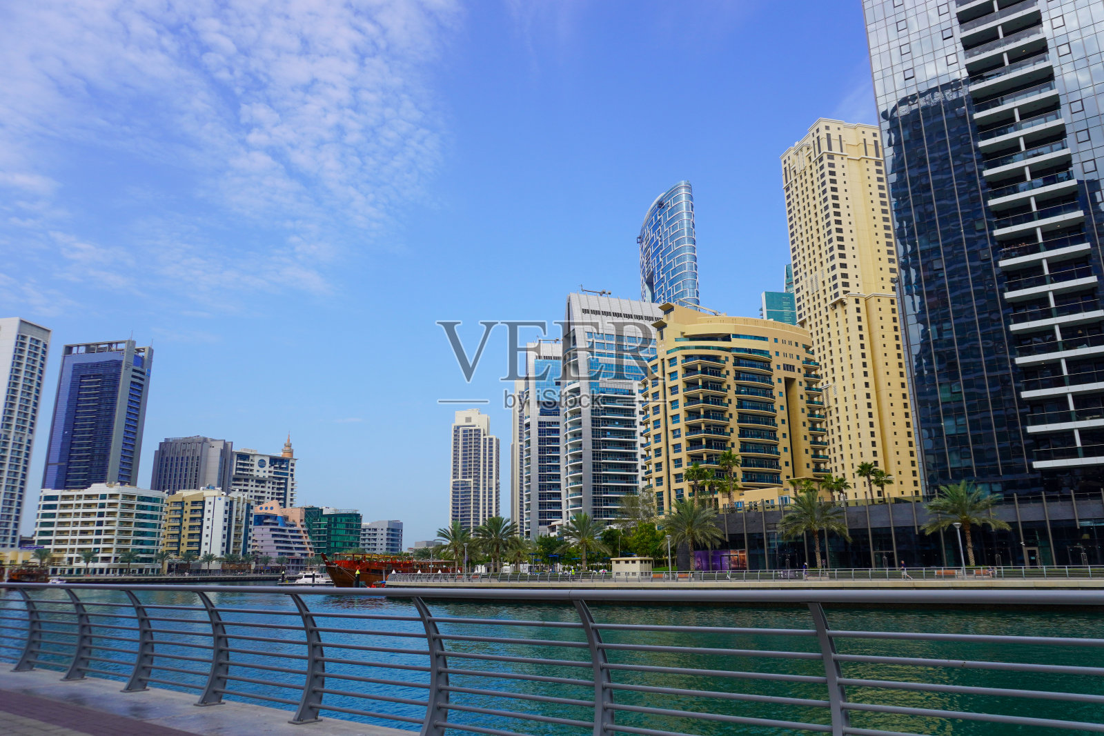 阿拉伯联合酋长国迪拜码头的摩天大楼和运河景观照片摄影图片