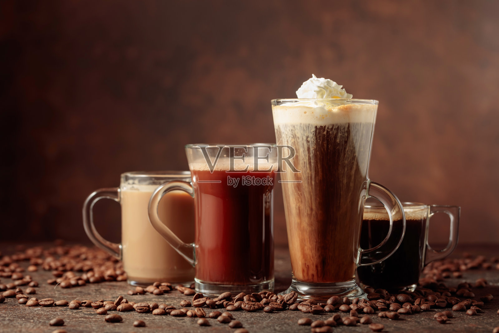 咖啡色背景上的各种咖啡和巧克力饮料。照片摄影图片