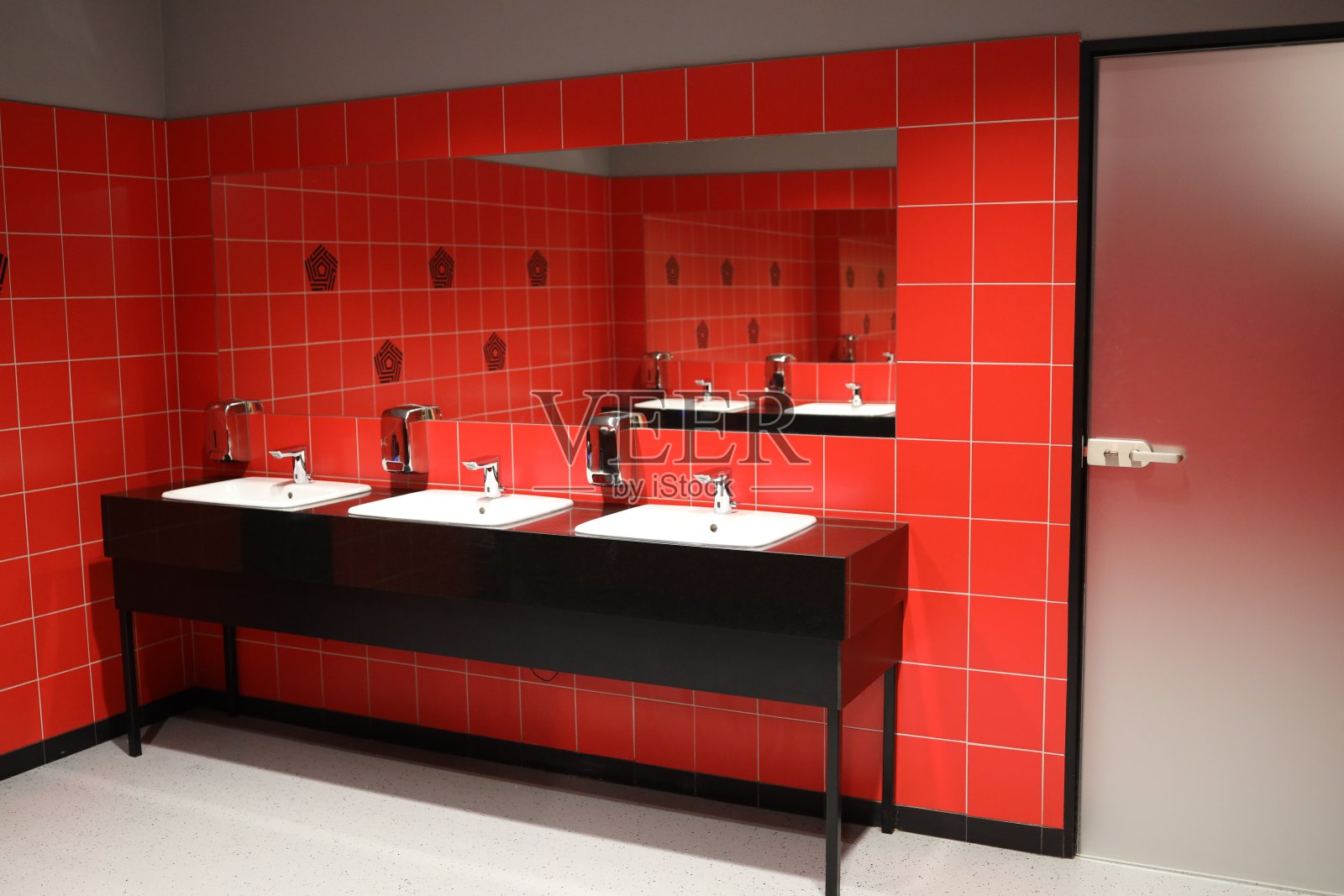 红瓷砖浴室照片摄影图片