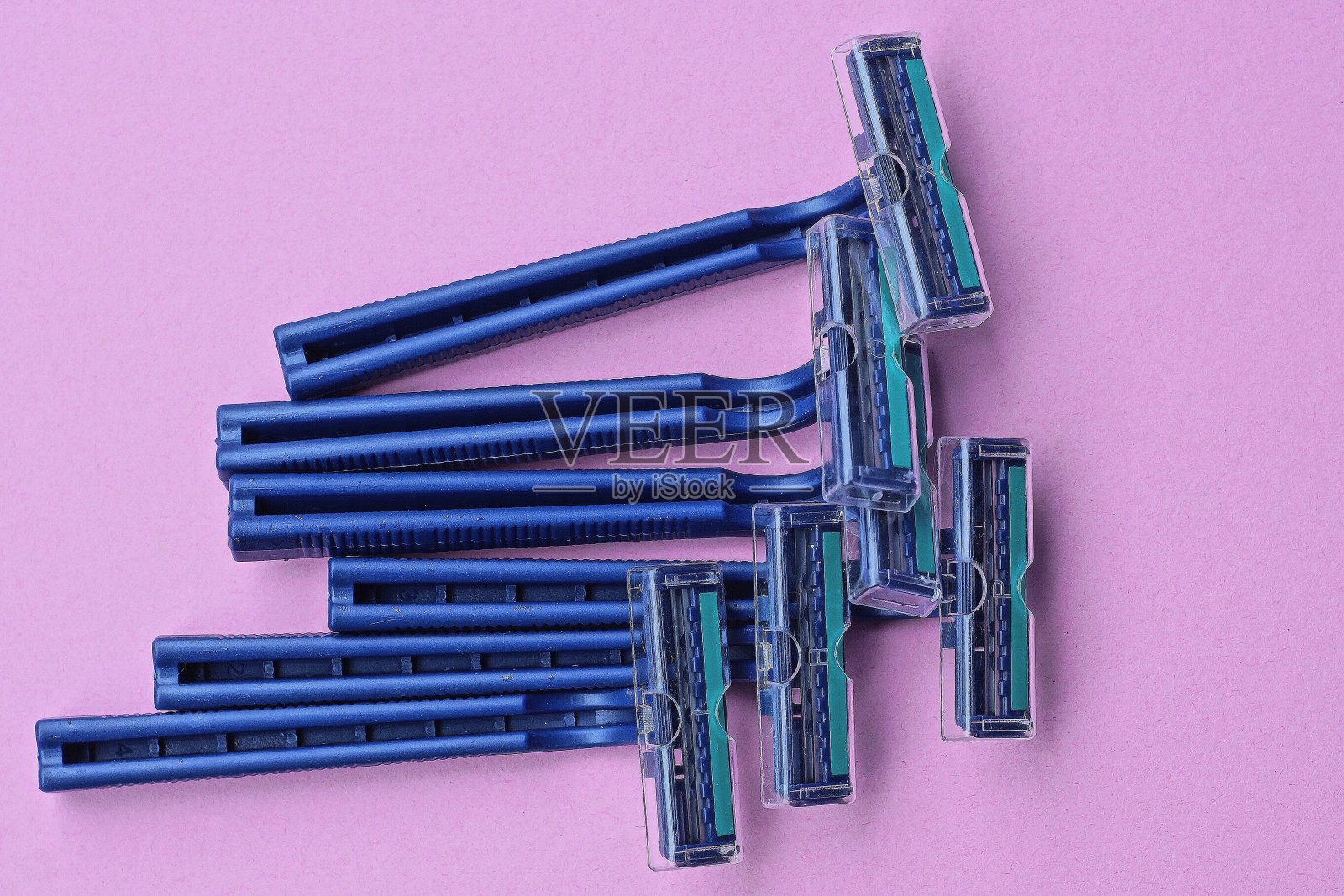 一套蓝色的塑料剃须刀照片摄影图片
