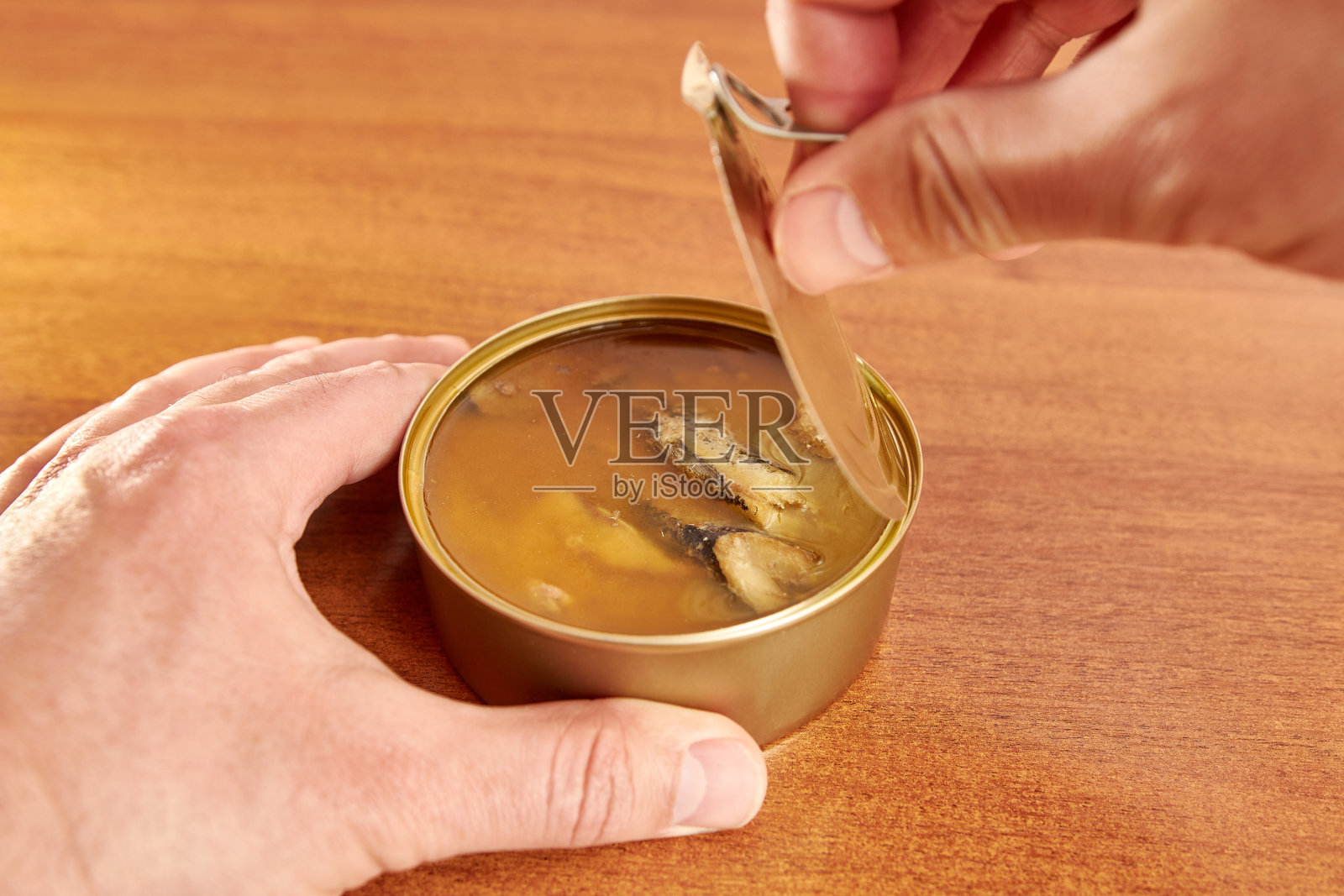 一个金属鱼罐头打开了。食品的保存。照片摄影图片